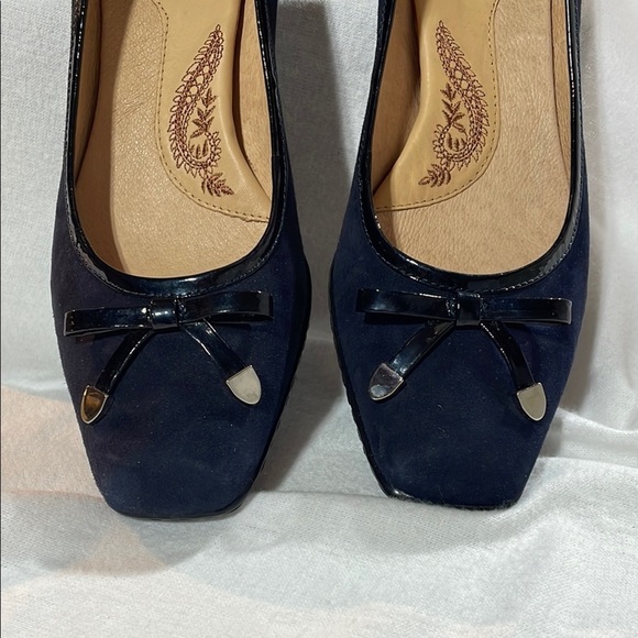 Sofft Navy Blue Suede Heels with Chunky Low Heel and Bow Detail EUC 8N - Picture 4 of 13